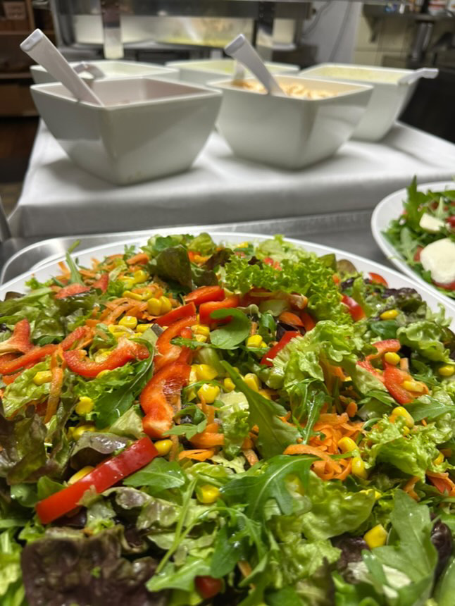 Frischer Salat vom Catering