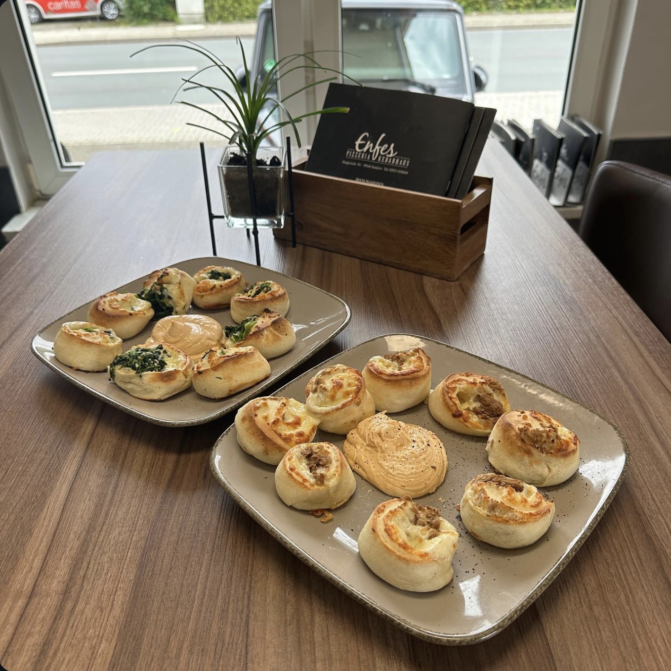 Pizzabrötchen Thunfisch Nr. 77 und Spinat Nr. 77a
